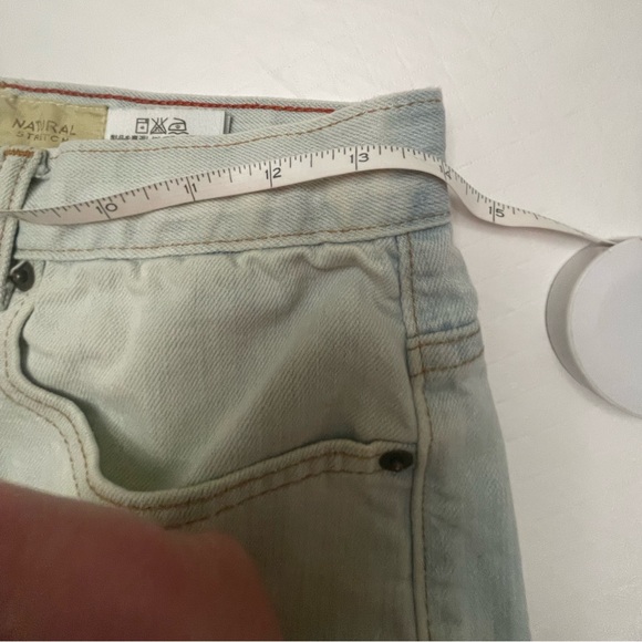 Eddie Bauer Size 8 Regular Faded Shorts with natural stretch & a raw hemline. - Picture 7 of 11
